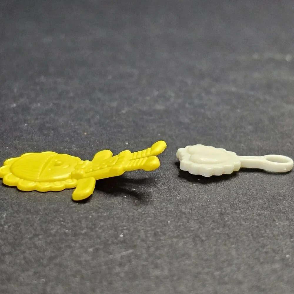 Vtg Barbie Little Sister (Kelly/Krissy) Yellow Rag Doll White Rattle Accessories
